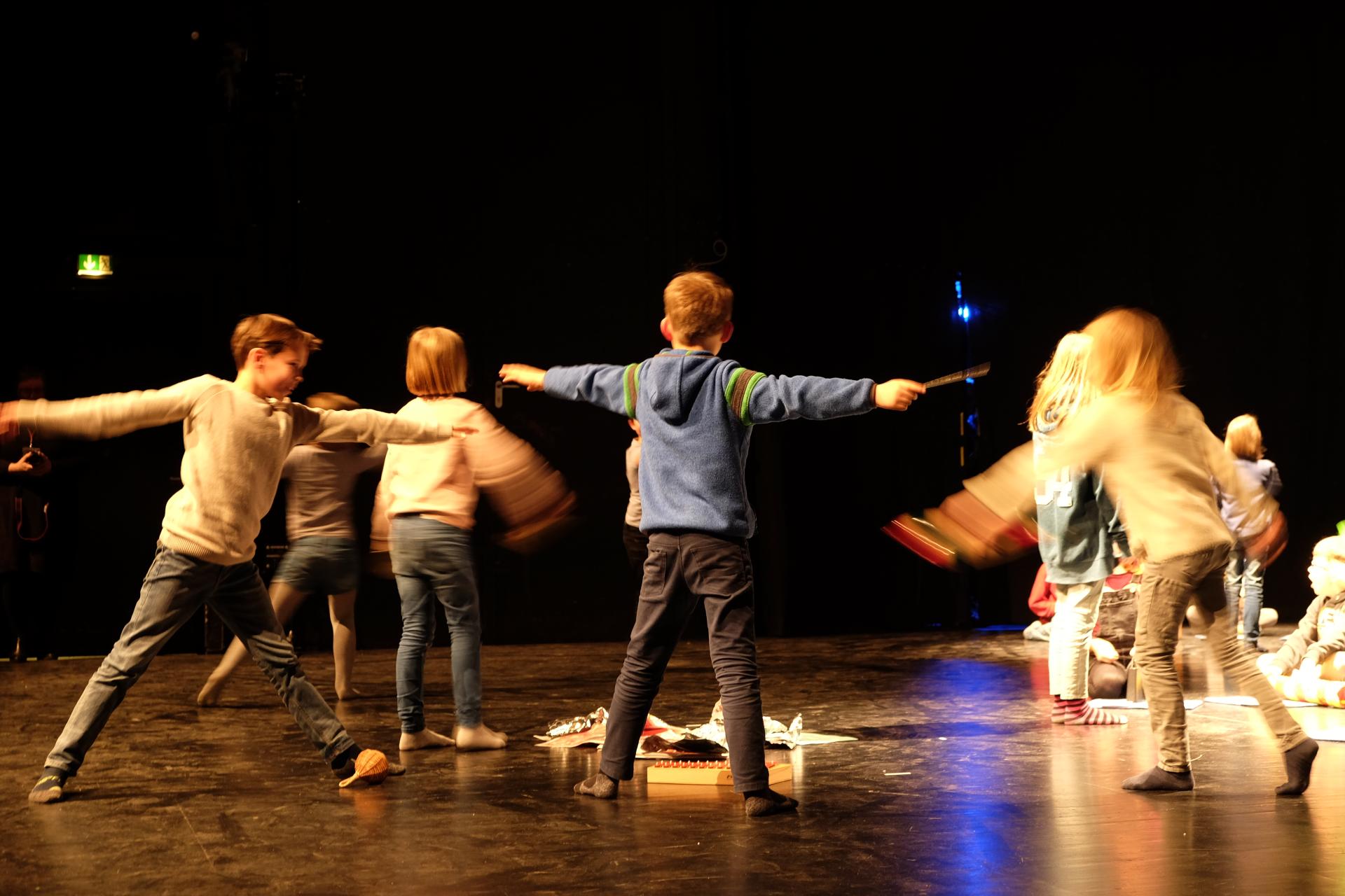 Kinder tanzen auf einer Bühne