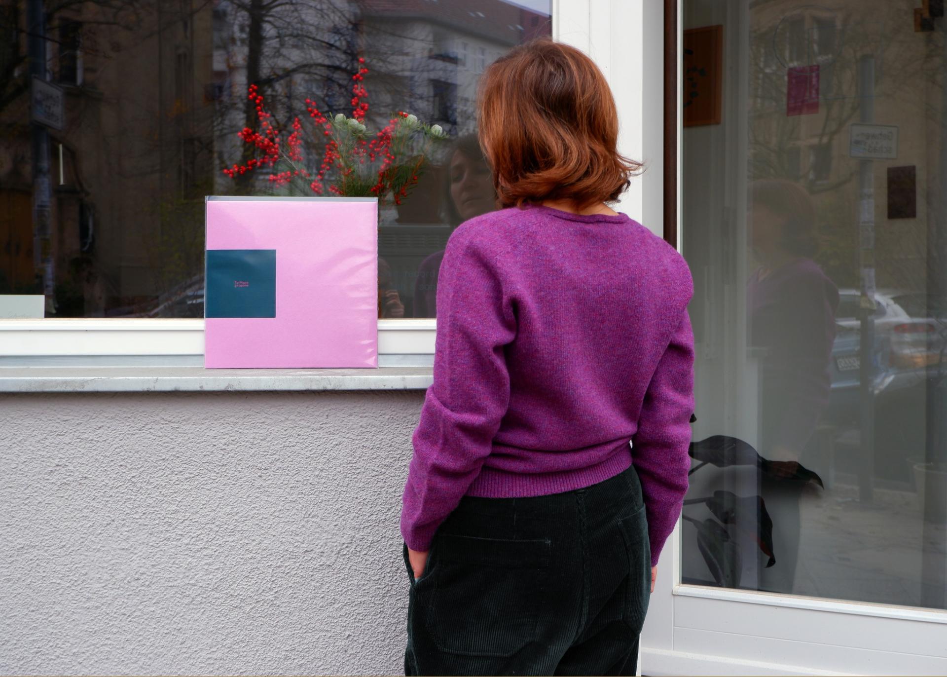 Monique Recknagel vor dem Schaufenster ihres Berliner Büros