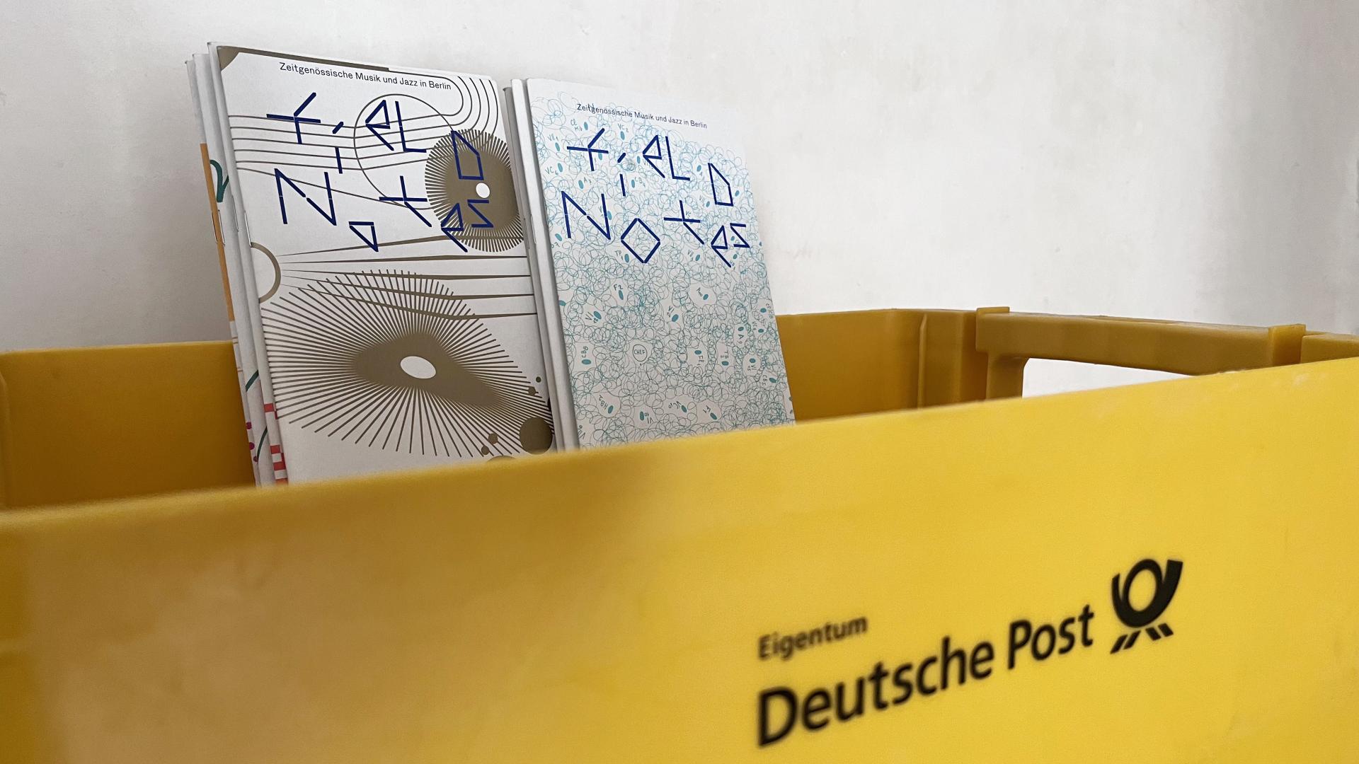 field notes Magazine liegen in einer Box der Deutschen Post