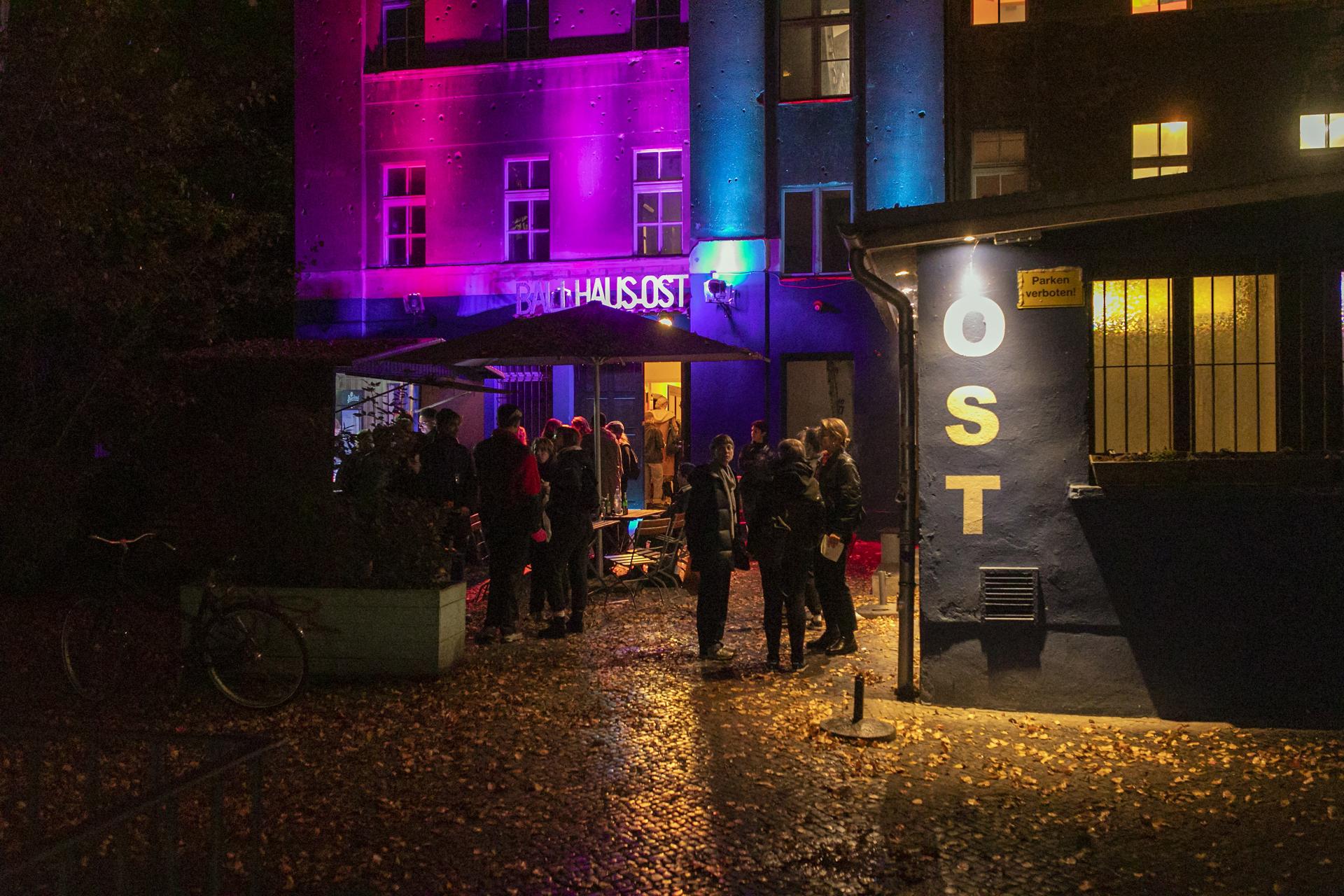 Ballhaus Ost am Abend