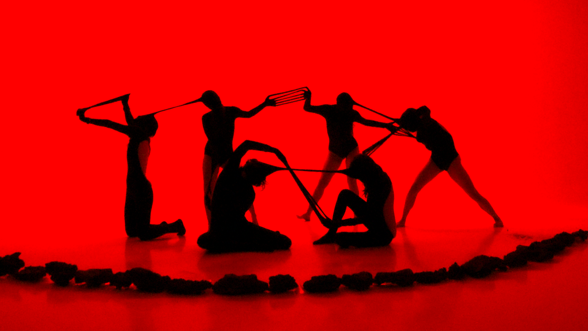 Dancer with shadow suits performing Deslenguadas by Koaxula