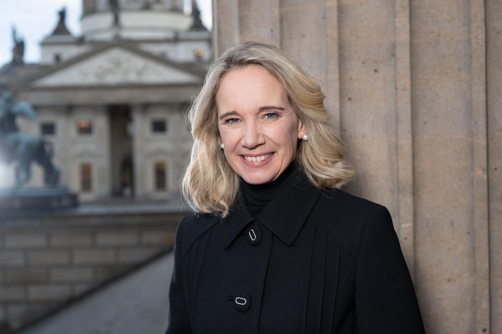 Ein Portrait von Sarah Wedl-Wilson, Staatssekretärin für Kultur in der Berliner Senatsverwaltung für Kultur und Gesellschaftlichen Zusammenhalt.