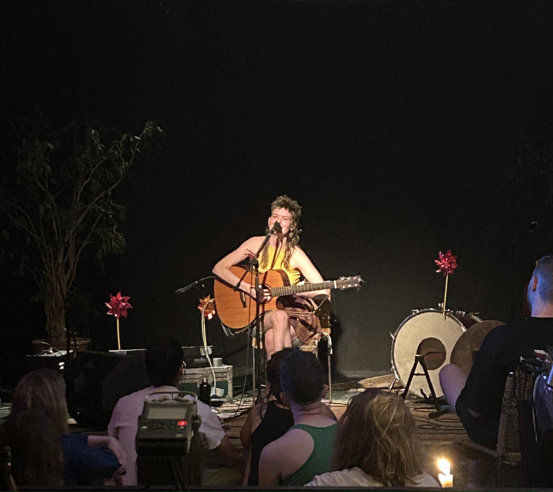 Die Singer-Sonwriterin Sonny Casey spielt Gitarre und Singt auf der Bühne