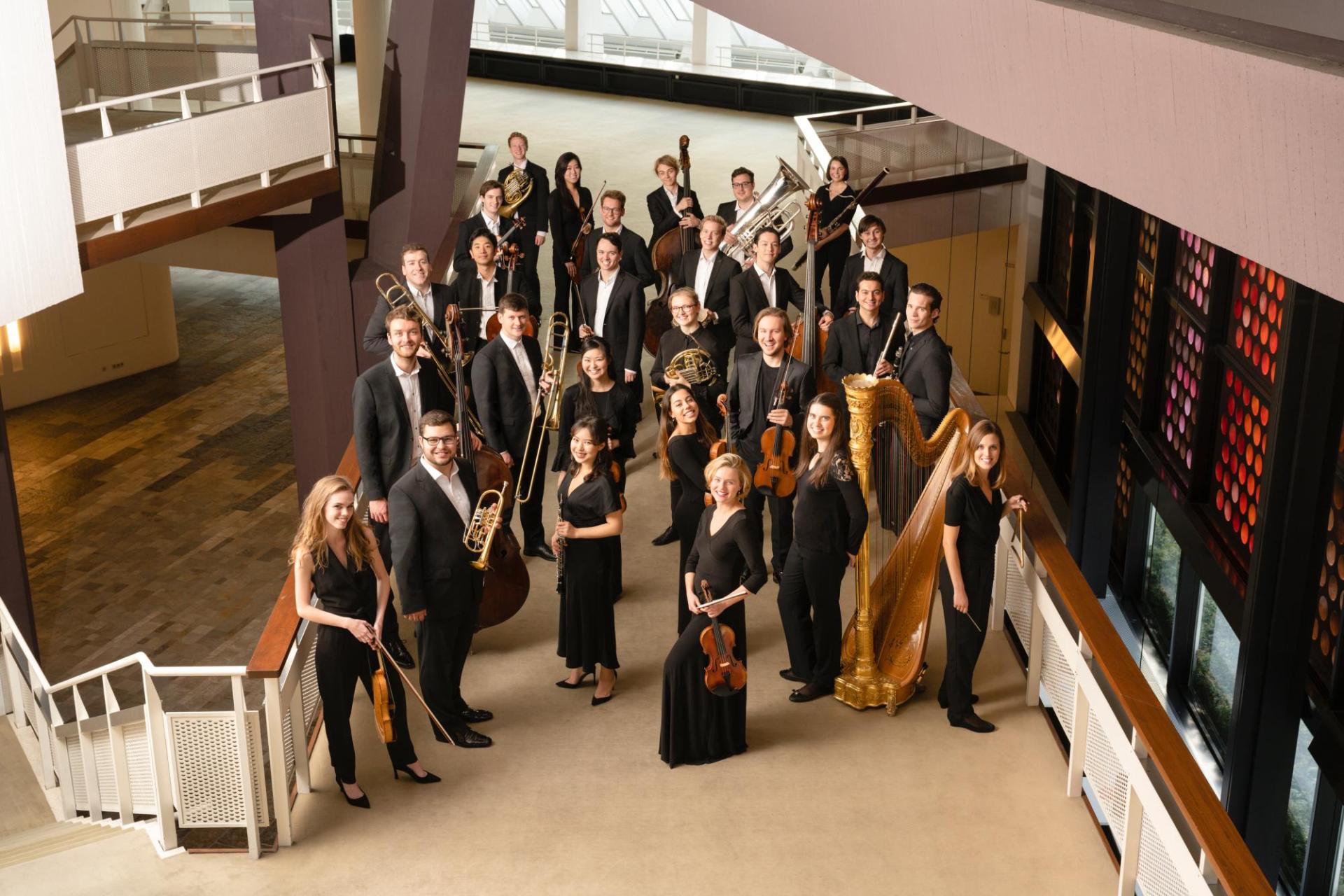 Das Orchester im Treppengang der Philharmonie Berlin