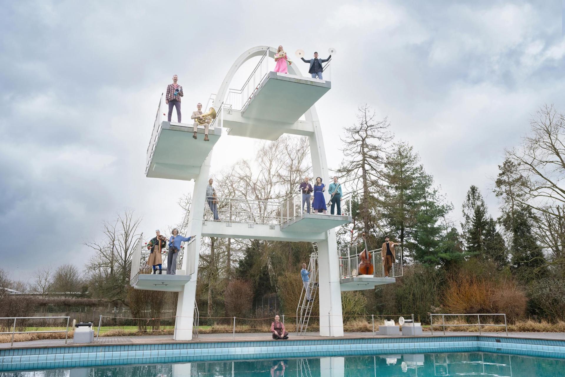 Das Orchester auf einem Sprungturm im Freibad