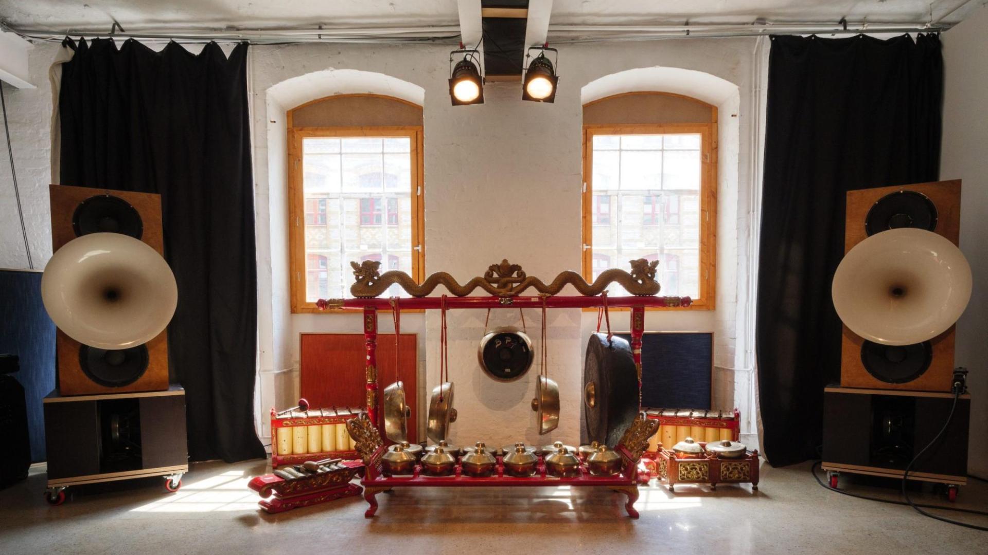 Ausgewählte Instrumente des javanischen Gamelan-Ensembles, das im Rumah Budaya Indonesia - Haus der Indonesischen Kulturen untergebracht sind