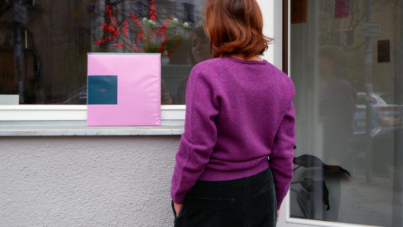 Monique Recknagel vor dem Schaufenster ihres Berliner Büros
