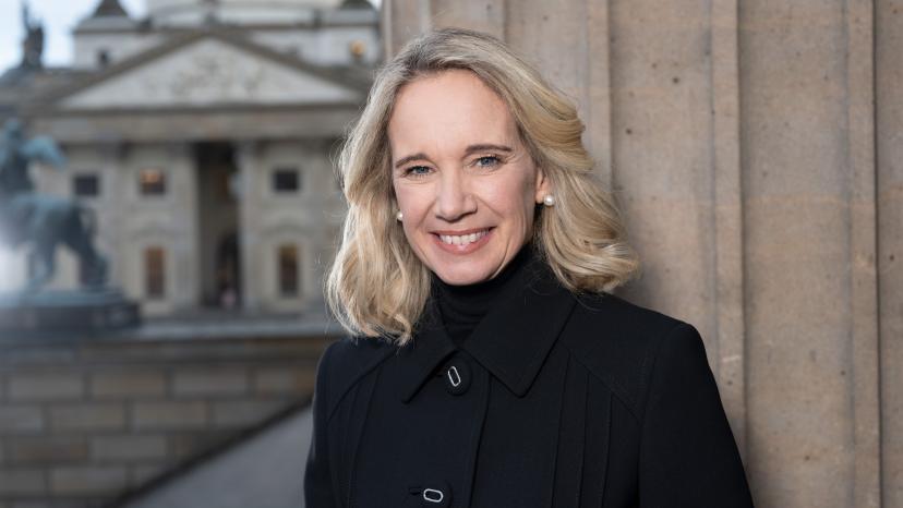 Ein Portrait von Sarah Wedl-Wilson, Staatssekretärin für Kultur in der Berliner Senatsverwaltung für Kultur und Gesellschaftlichen Zusammenhalt.